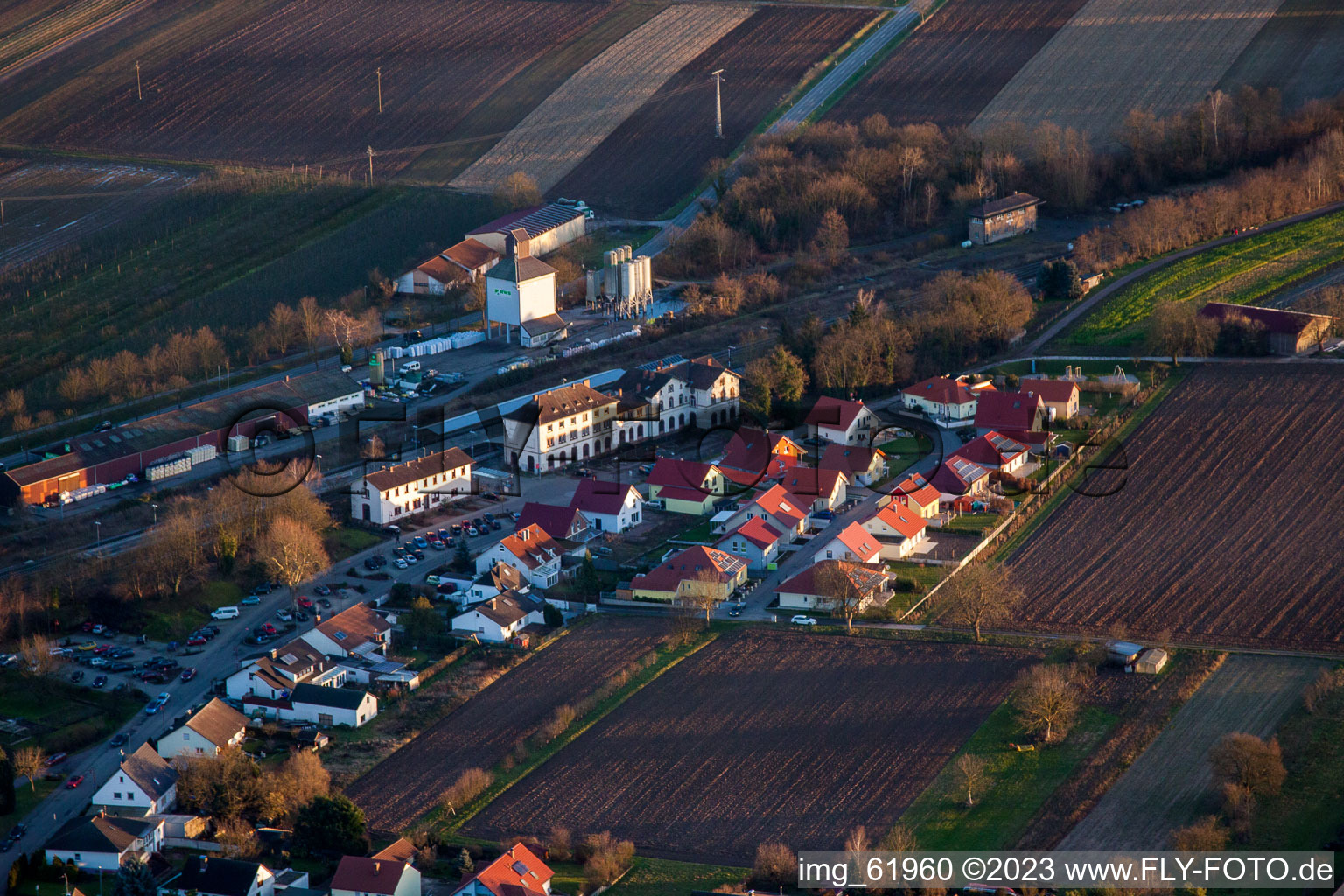 Gare à Winden dans le département Rhénanie-Palatinat, Allemagne vue du ciel
