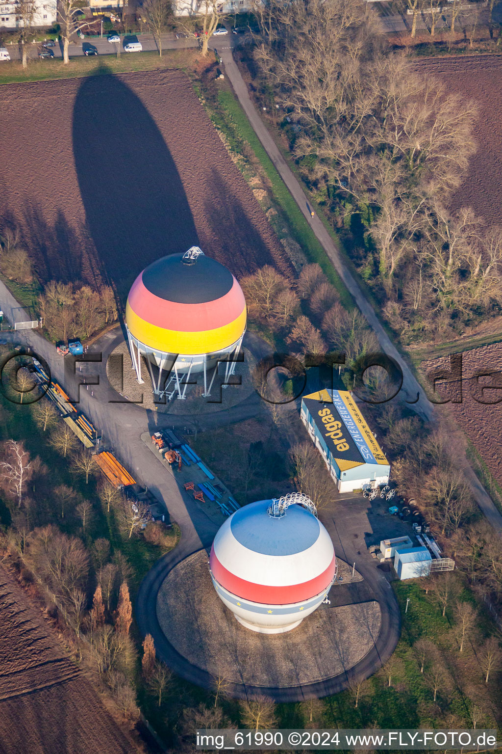 Réservoirs de gaz peints franco-allemands à Rastatt dans le département Bade-Wurtemberg, Allemagne d'en haut