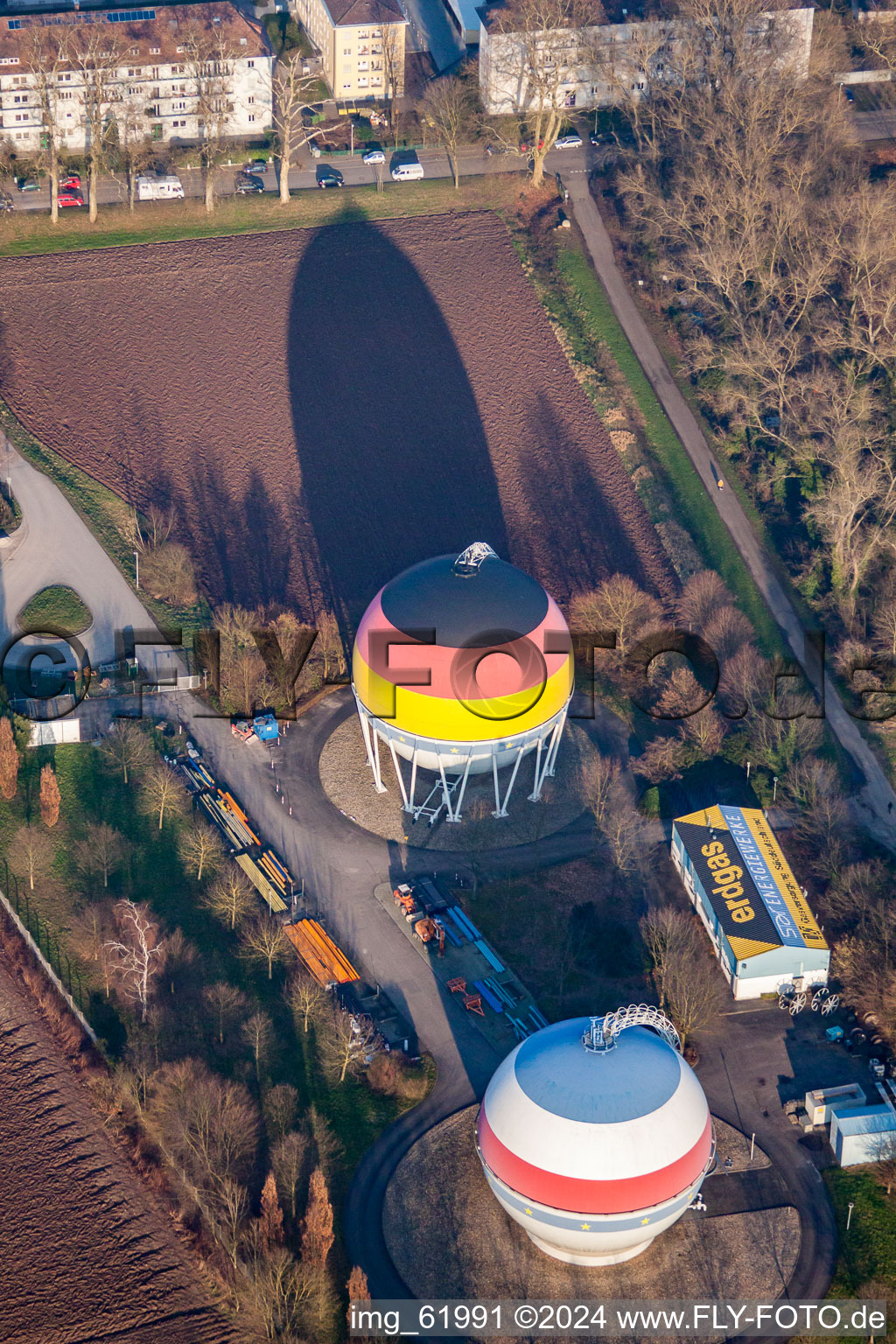 Réservoirs de gaz peints franco-allemands à Rastatt dans le département Bade-Wurtemberg, Allemagne hors des airs