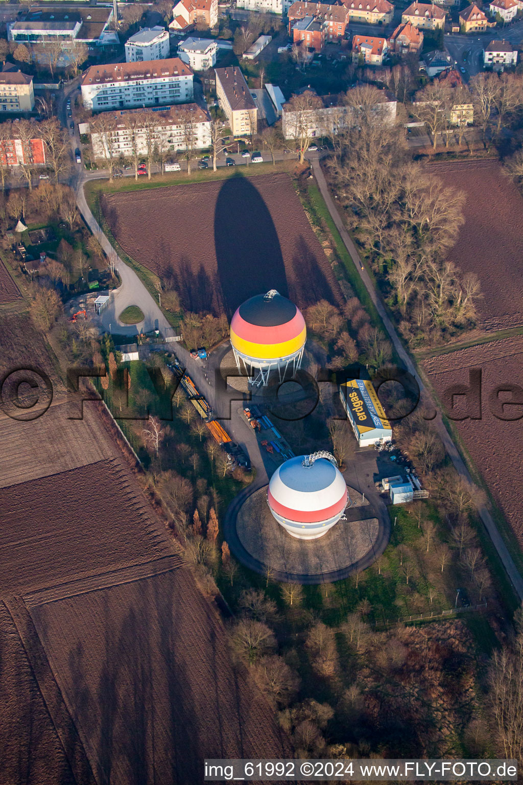 Réservoirs de gaz peints franco-allemands à Rastatt dans le département Bade-Wurtemberg, Allemagne vue d'en haut