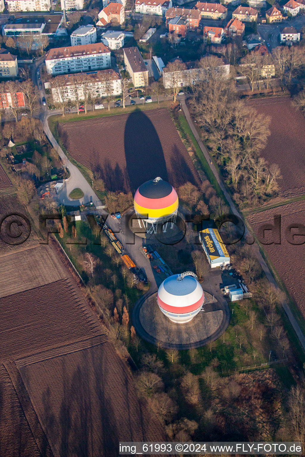 Réservoirs de gaz peints franco-allemands à Rastatt dans le département Bade-Wurtemberg, Allemagne depuis l'avion