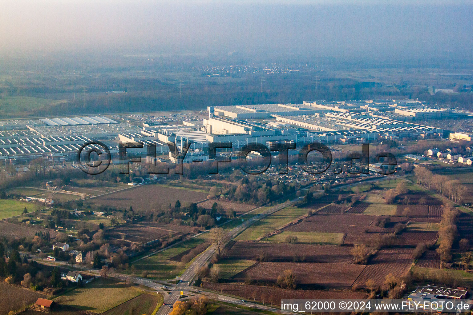 Vue aérienne de Usine Mercedes Benz du sud-est à Rastatt dans le département Bade-Wurtemberg, Allemagne