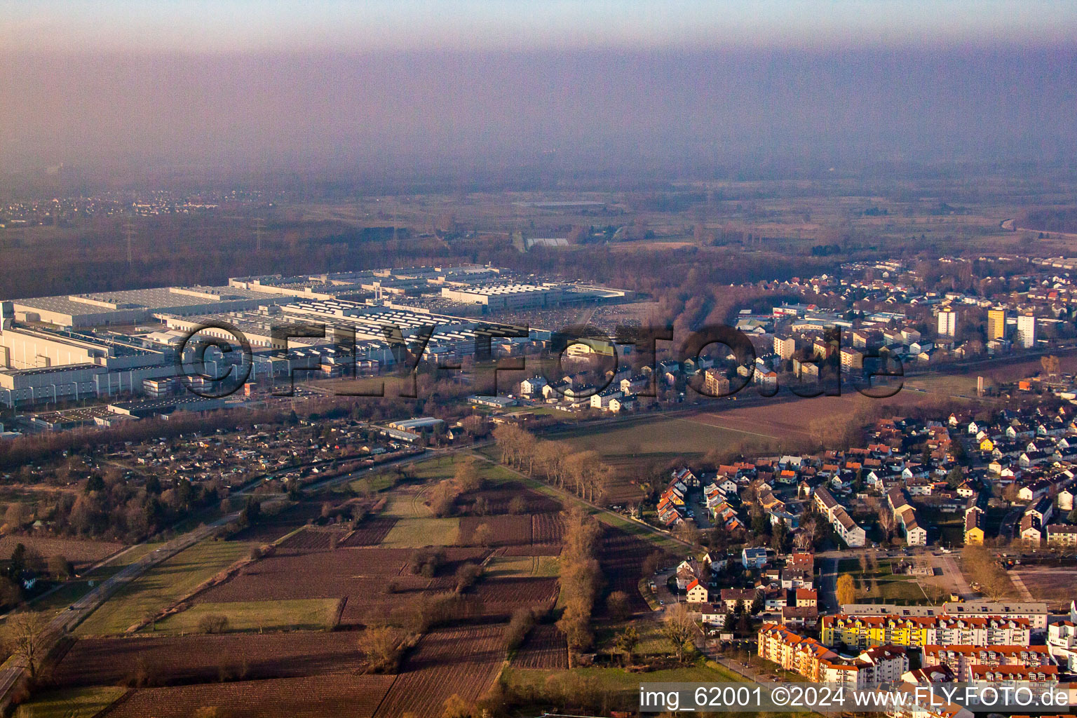 Vue aérienne de Usine Mercedes Benz du sud-est à Rastatt dans le département Bade-Wurtemberg, Allemagne