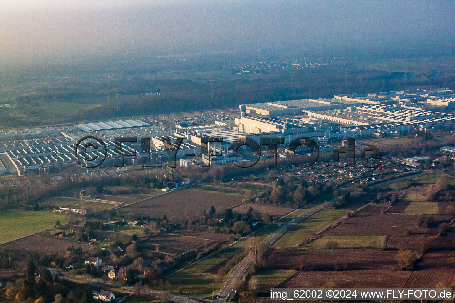 Photographie aérienne de Usine Mercedes Benz du sud-est à Rastatt dans le département Bade-Wurtemberg, Allemagne