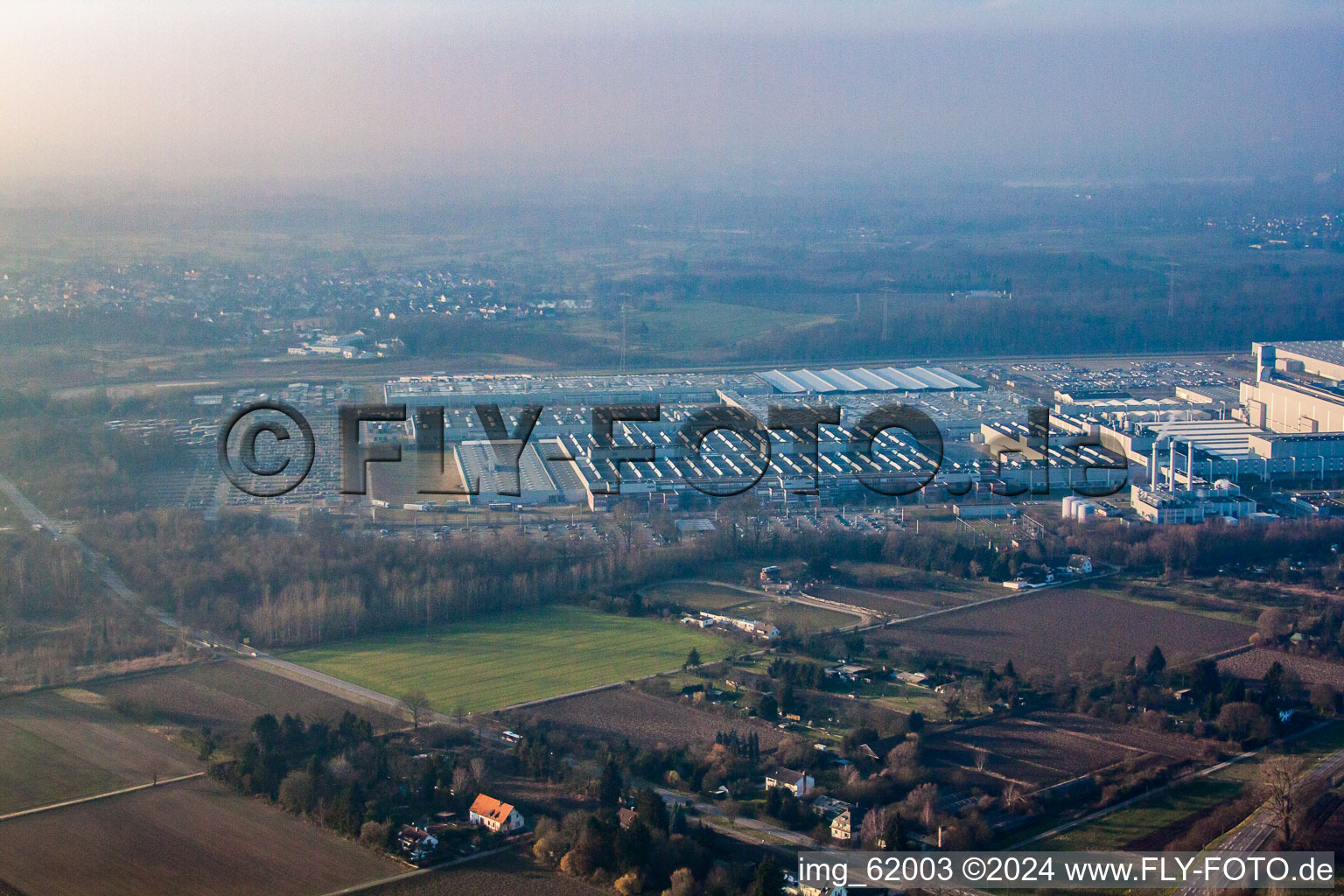 Vue oblique de Usine Mercedes Benz du sud-est à Rastatt dans le département Bade-Wurtemberg, Allemagne