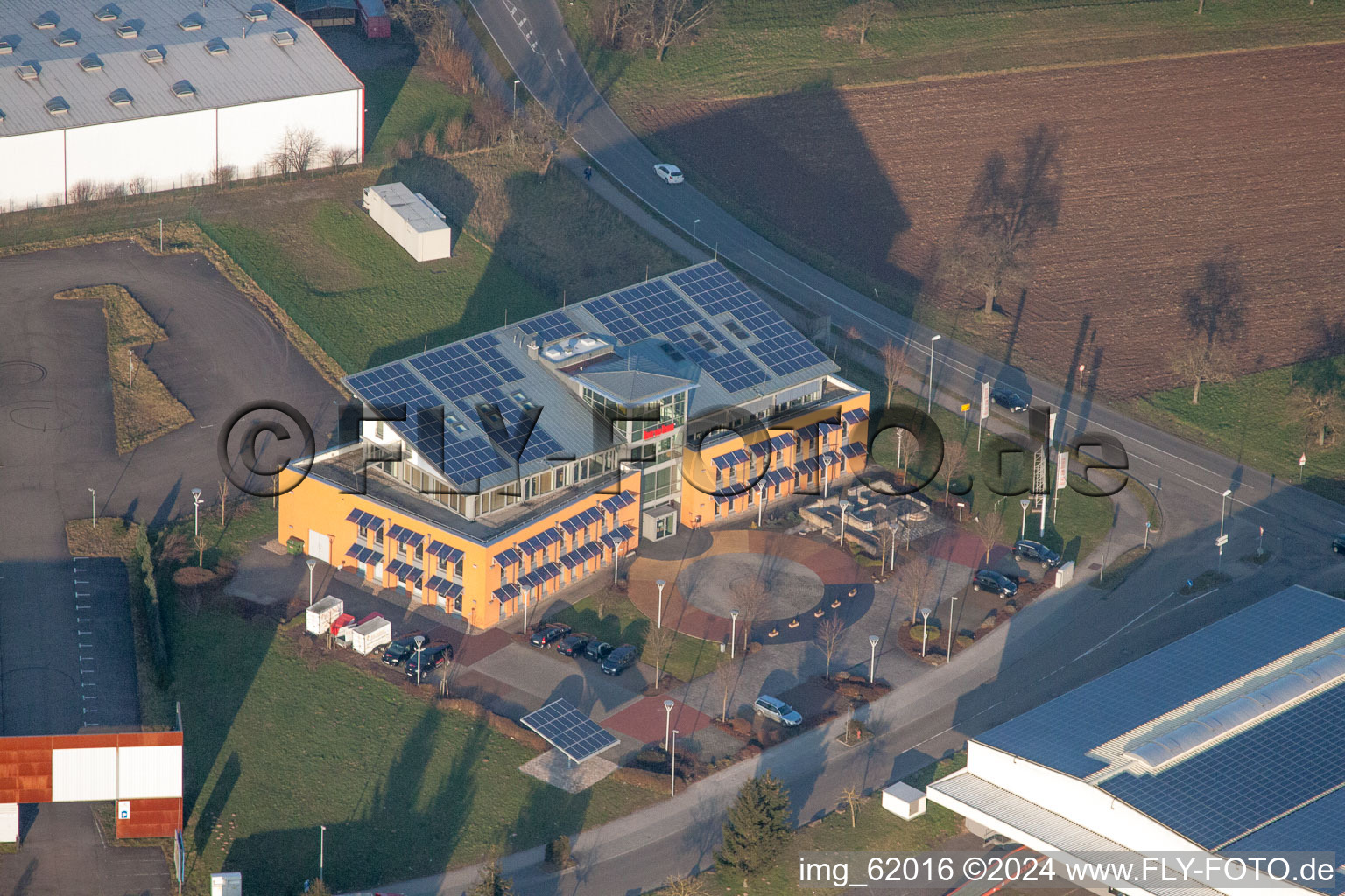 Vue aérienne de Immeuble de bureaux avec toit solaire dans la zone commerciale et le site d'entreprise de la Murg à Kuppenheim dans le département Bade-Wurtemberg, Allemagne