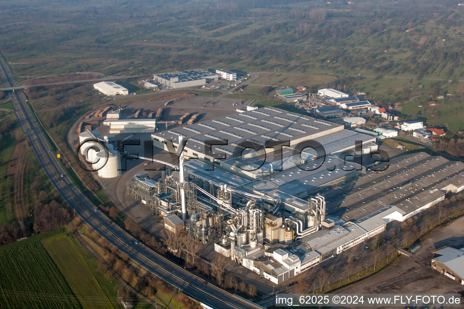 Photographie aérienne de Site de l'usine de panneaux de particules chez Kronospan GmbH à Bischweier dans le département Bade-Wurtemberg, Allemagne