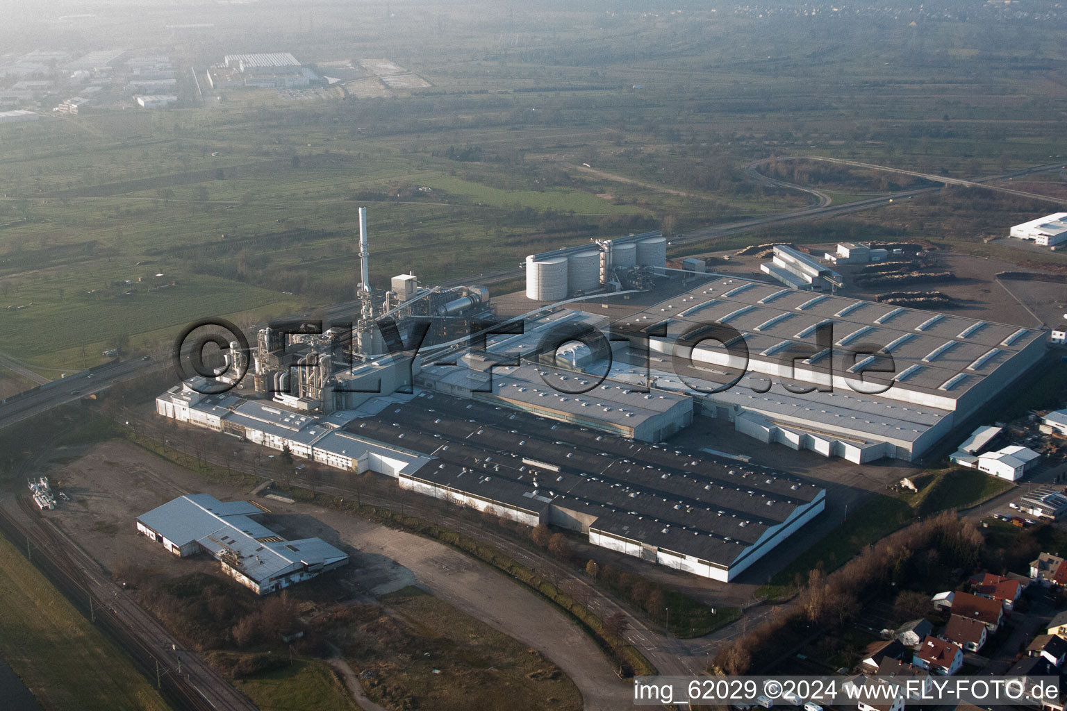 Vue aérienne de Installations techniques dans la zone industrielle de l'usine de panneaux de particules à Bischweier dans le département Bade-Wurtemberg, Allemagne