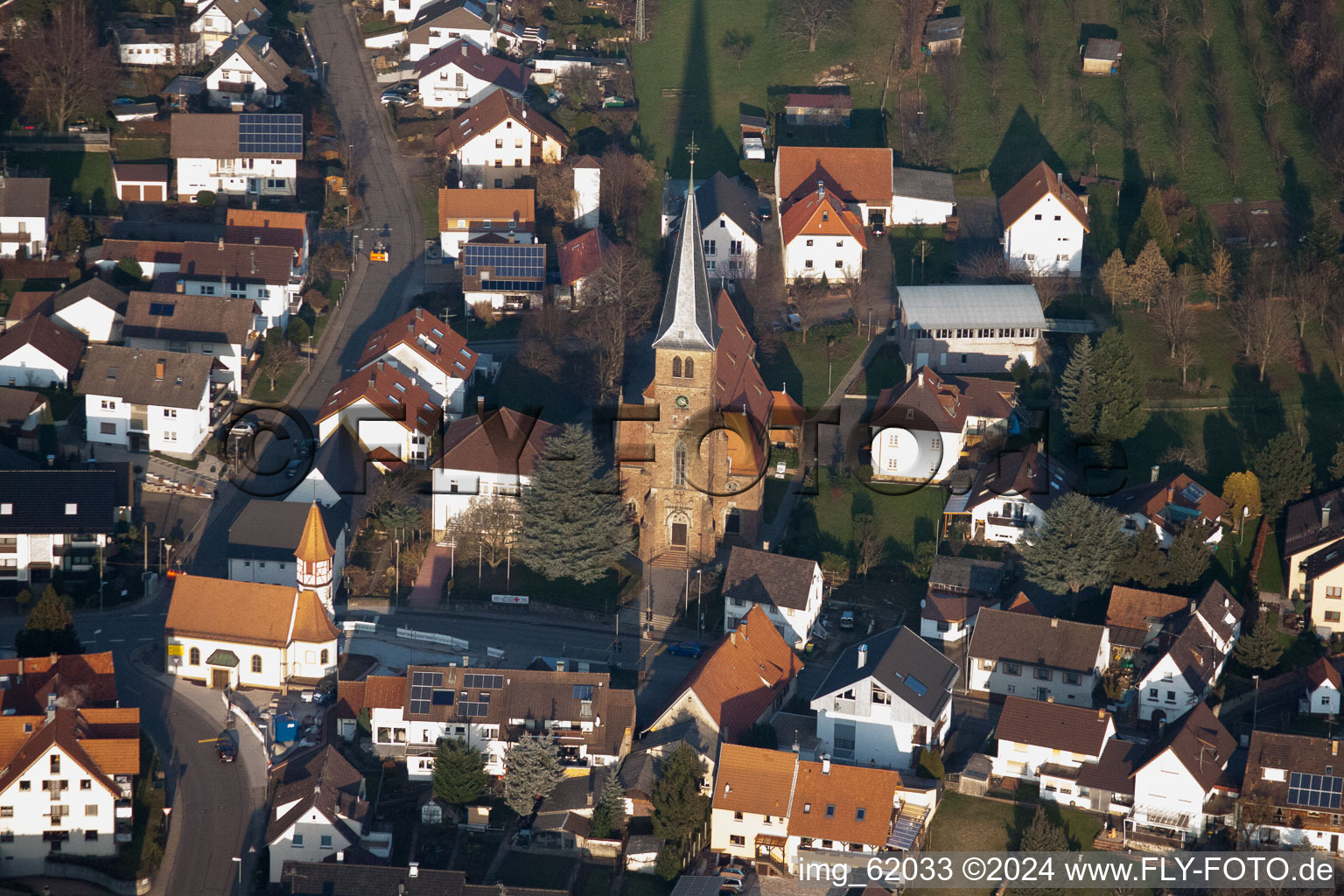 Vue aérienne de Bâtiment d'église au centre du village à Bischweier dans le département Bade-Wurtemberg, Allemagne