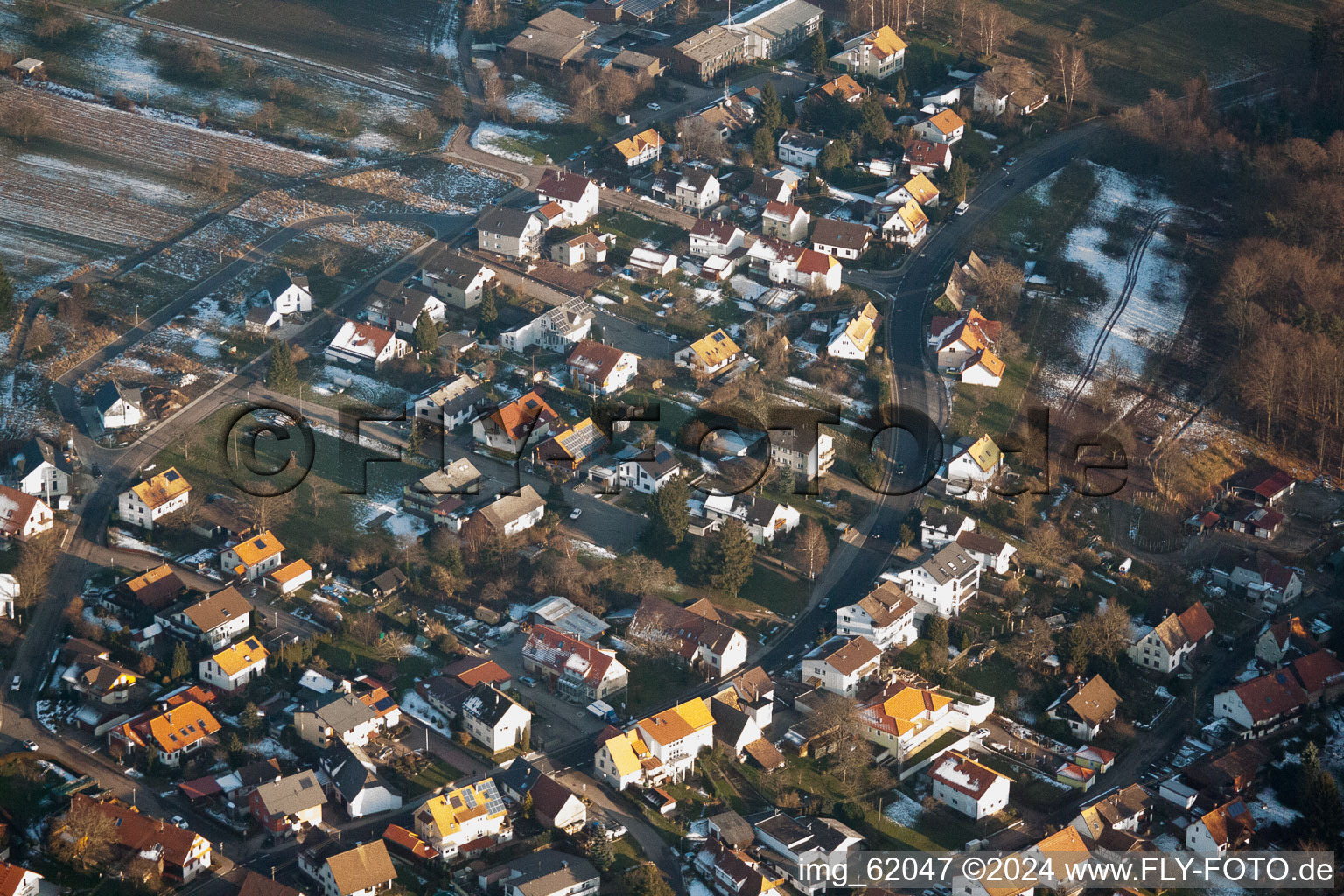 Vue aérienne de En hiver quand il y a de la neige à le quartier Freiolsheim in Gaggenau dans le département Bade-Wurtemberg, Allemagne