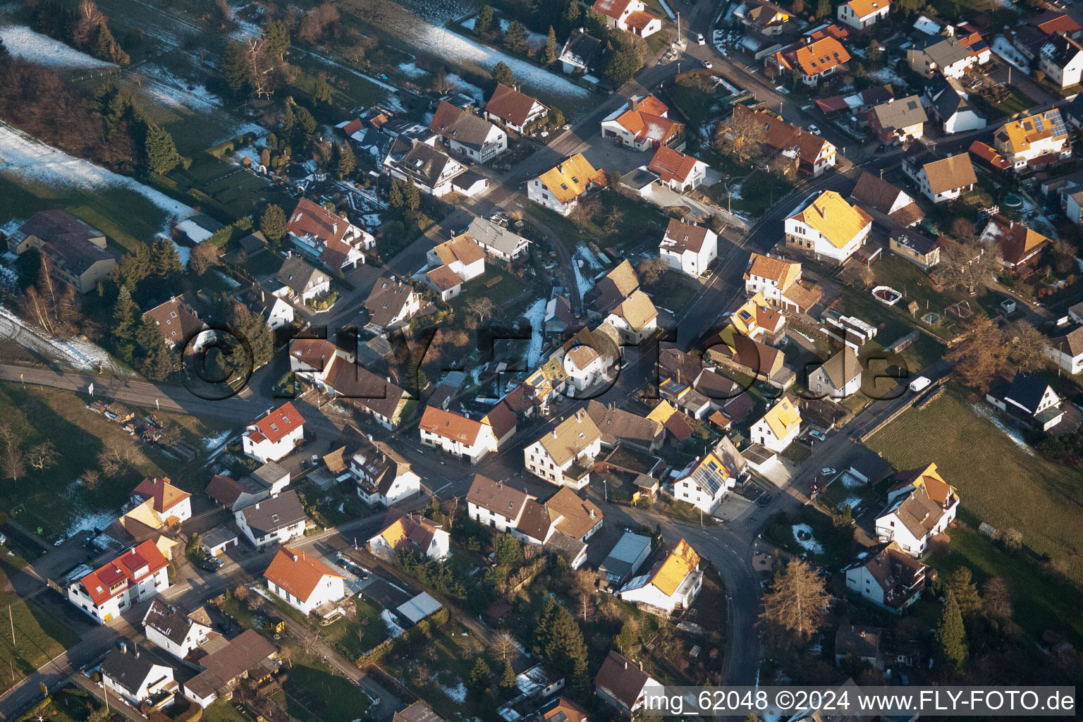 Vue aérienne de En hiver quand il y a de la neige à le quartier Freiolsheim in Gaggenau dans le département Bade-Wurtemberg, Allemagne