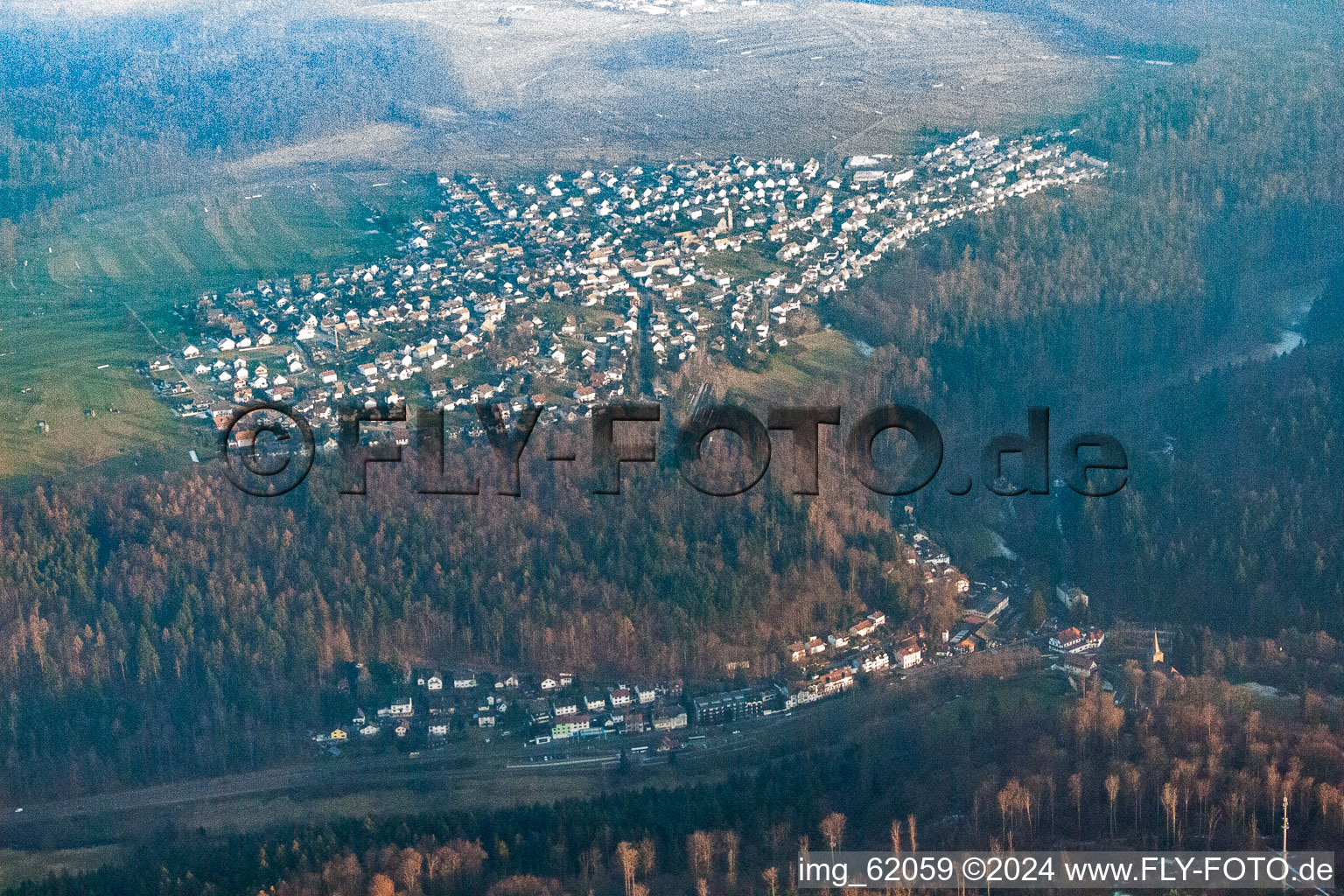 Vue aérienne de De l'ouest à le quartier Pfaffenrot in Marxzell dans le département Bade-Wurtemberg, Allemagne