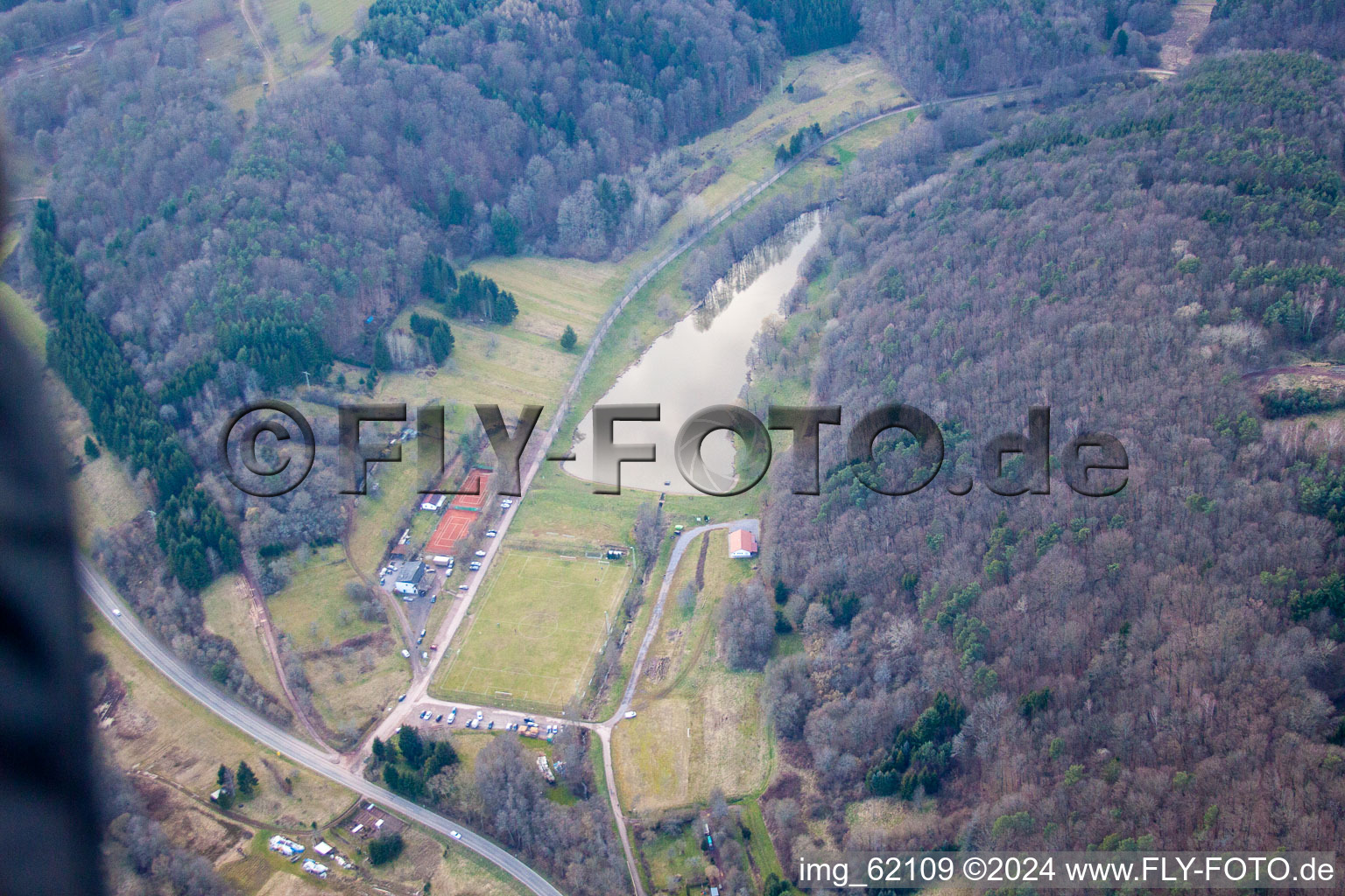 Vue aérienne de Terrain de sport à Klingbach à Silz dans le département Rhénanie-Palatinat, Allemagne