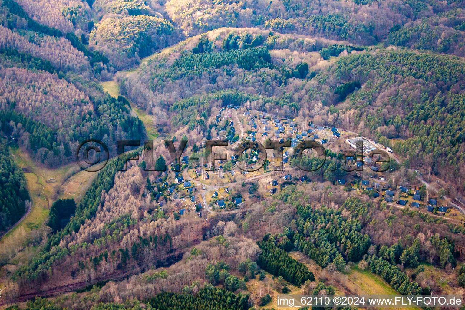 Vue aérienne de Village de vacances Eichwald à le quartier Gossersweiler in Gossersweiler-Stein dans le département Rhénanie-Palatinat, Allemagne