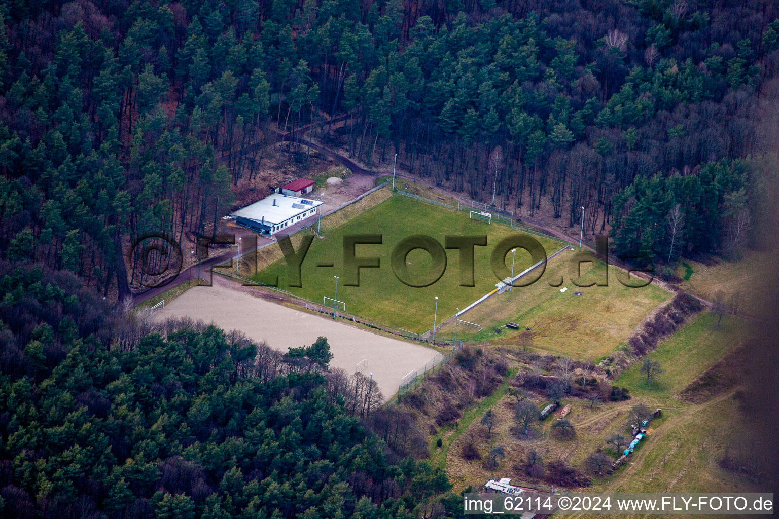 Vue aérienne de Terrain de sport SV à le quartier Gossersweiler in Gossersweiler-Stein dans le département Rhénanie-Palatinat, Allemagne