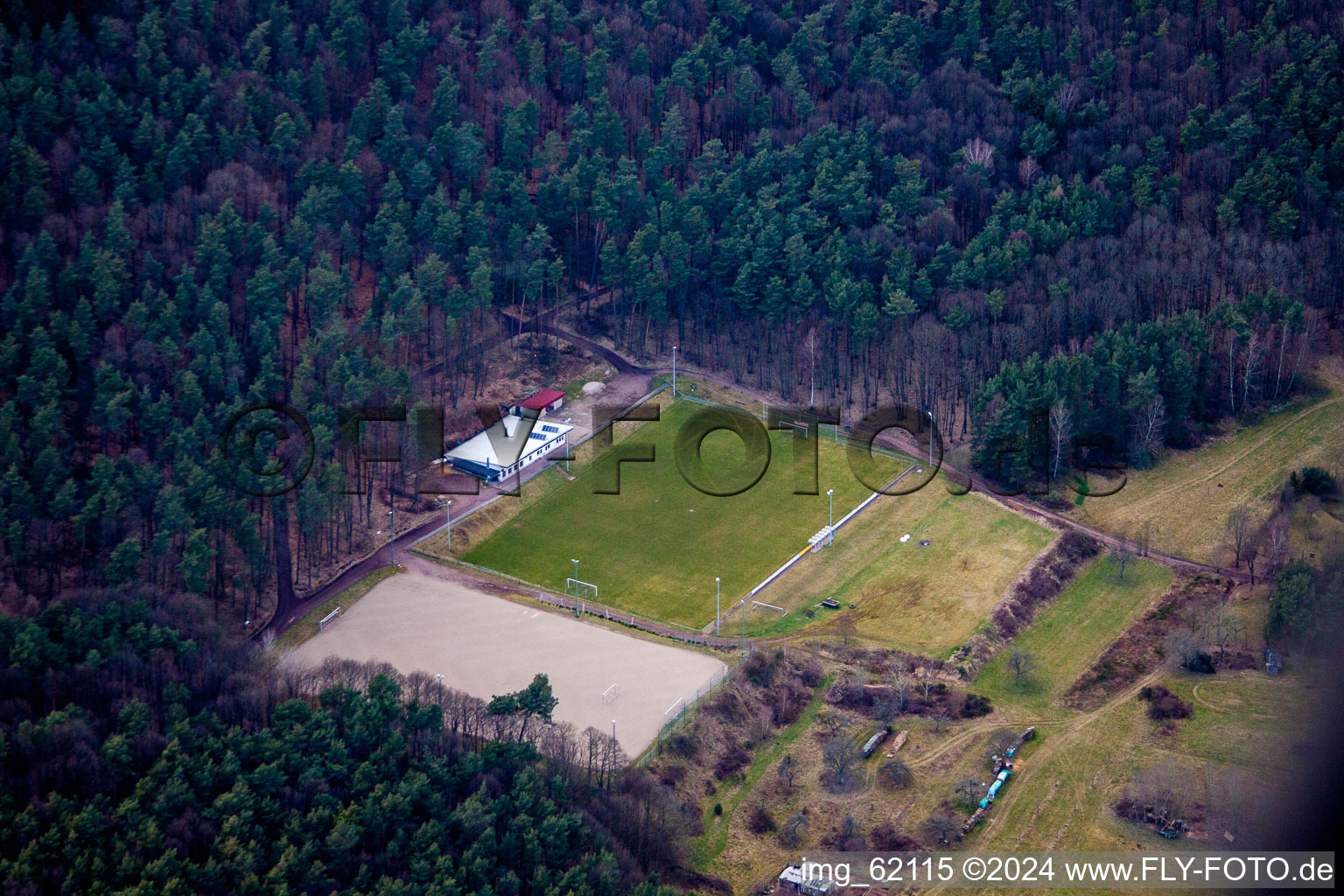 Photographie aérienne de Terrain de sport SV à le quartier Gossersweiler in Gossersweiler-Stein dans le département Rhénanie-Palatinat, Allemagne