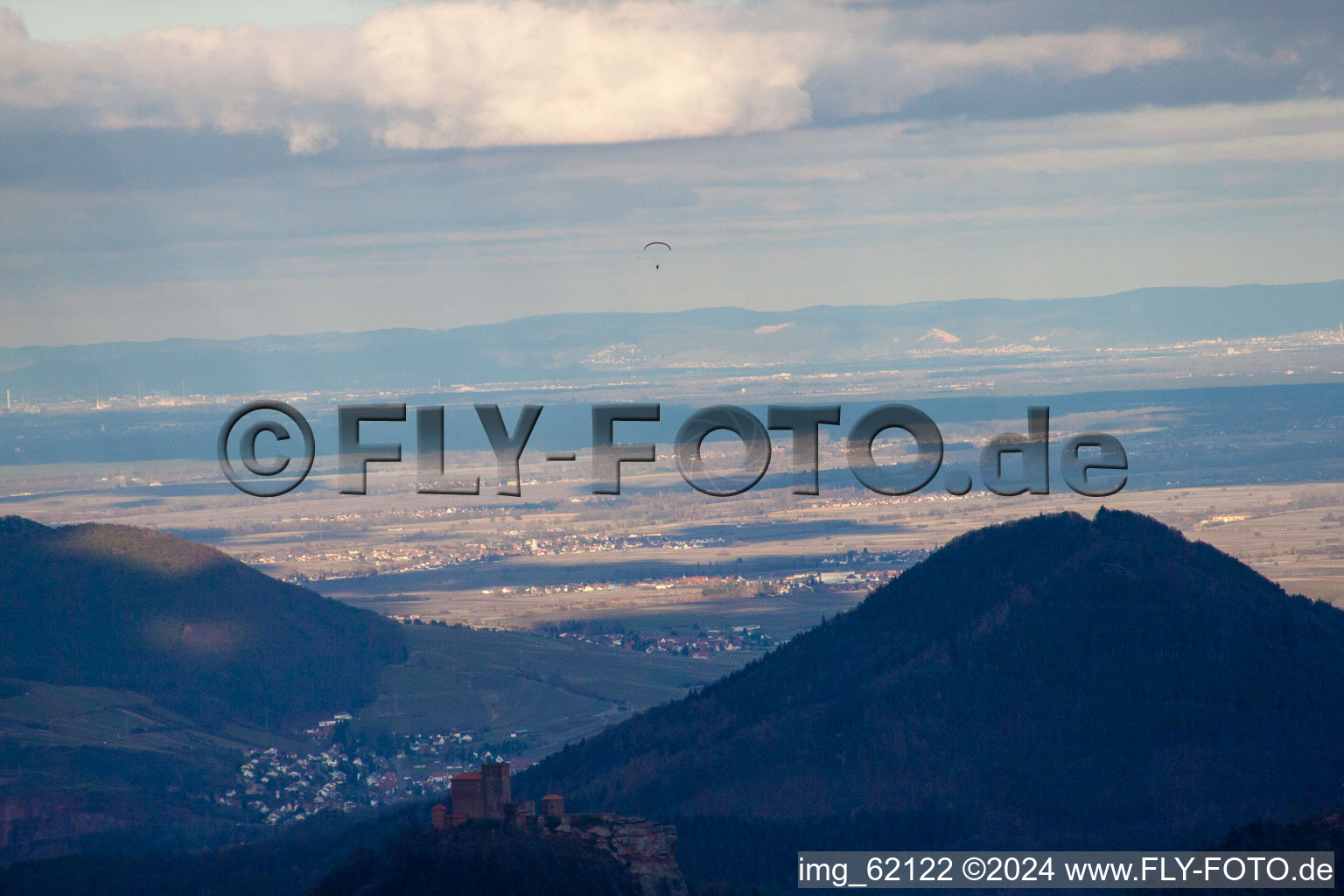 Vue aérienne de Trifels et Hohenberg à Birkweiler dans le département Rhénanie-Palatinat, Allemagne