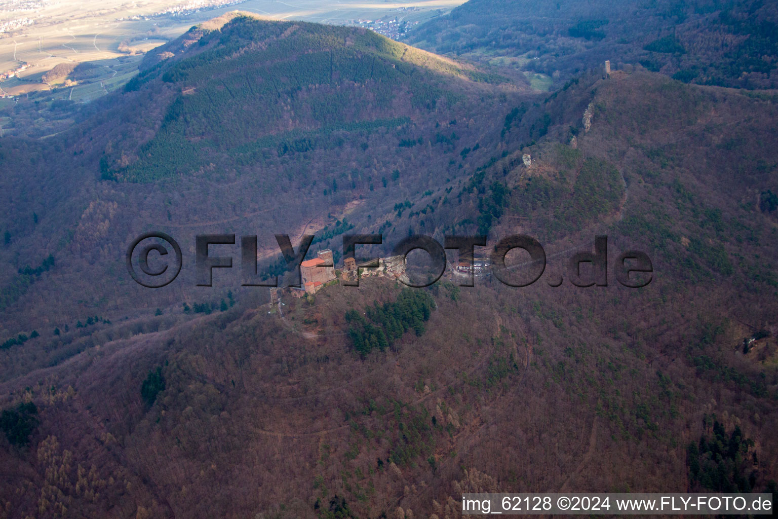 Les 3 châteaux Trifels, Anebos et Münz à le quartier Bindersbach in Annweiler am Trifels dans le département Rhénanie-Palatinat, Allemagne d'en haut