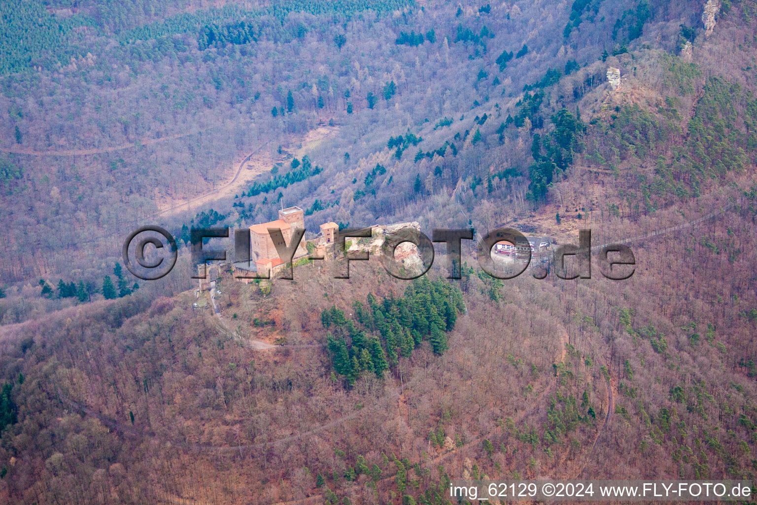 Les 3 châteaux Trifels, Anebos et Münz à le quartier Bindersbach in Annweiler am Trifels dans le département Rhénanie-Palatinat, Allemagne hors des airs