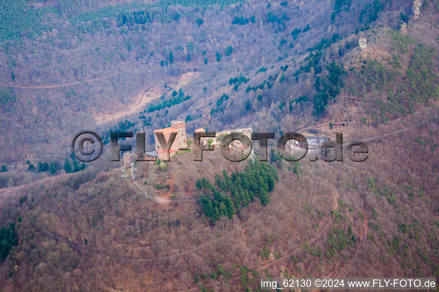 Les 3 châteaux Trifels, Anebos et Münz à le quartier Bindersbach in Annweiler am Trifels dans le département Rhénanie-Palatinat, Allemagne vue d'en haut