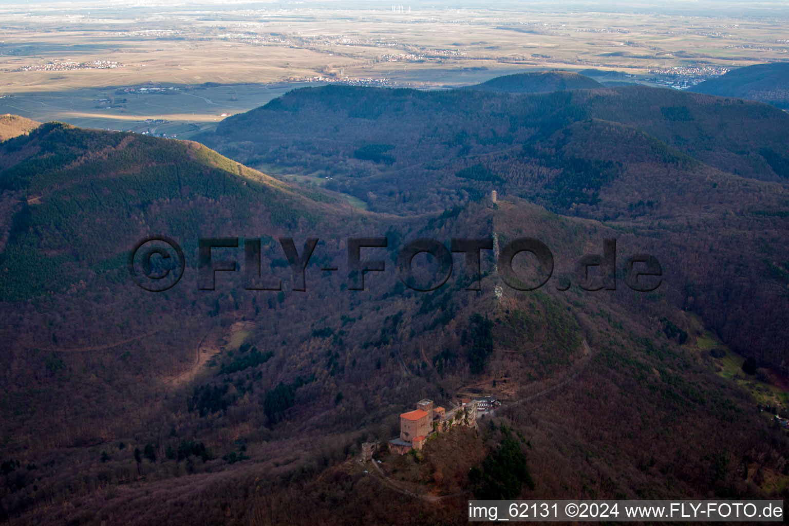 Vue aérienne de Les 3 châteaux Trifels, Anebos et Münz à Leinsweiler dans le département Rhénanie-Palatinat, Allemagne