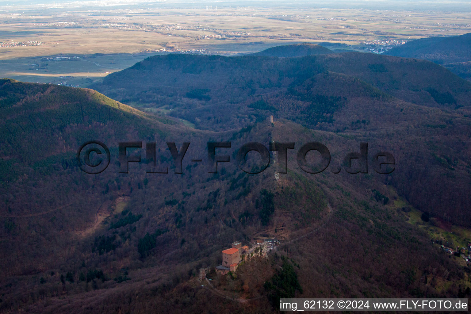 Photographie aérienne de Les 3 châteaux Trifels, Anebos et Münz à Leinsweiler dans le département Rhénanie-Palatinat, Allemagne