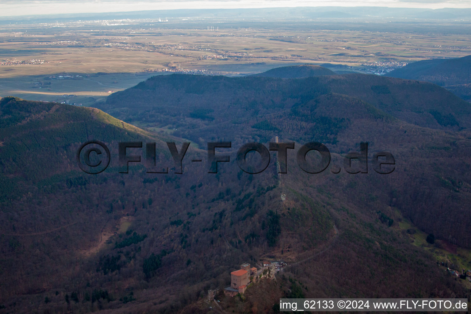 Vue oblique de Les 3 châteaux Trifels, Anebos et Münz à Leinsweiler dans le département Rhénanie-Palatinat, Allemagne