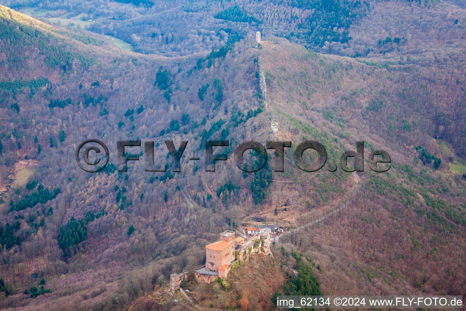 Les 3 châteaux Trifels, Anebos et Münz à Leinsweiler dans le département Rhénanie-Palatinat, Allemagne d'en haut