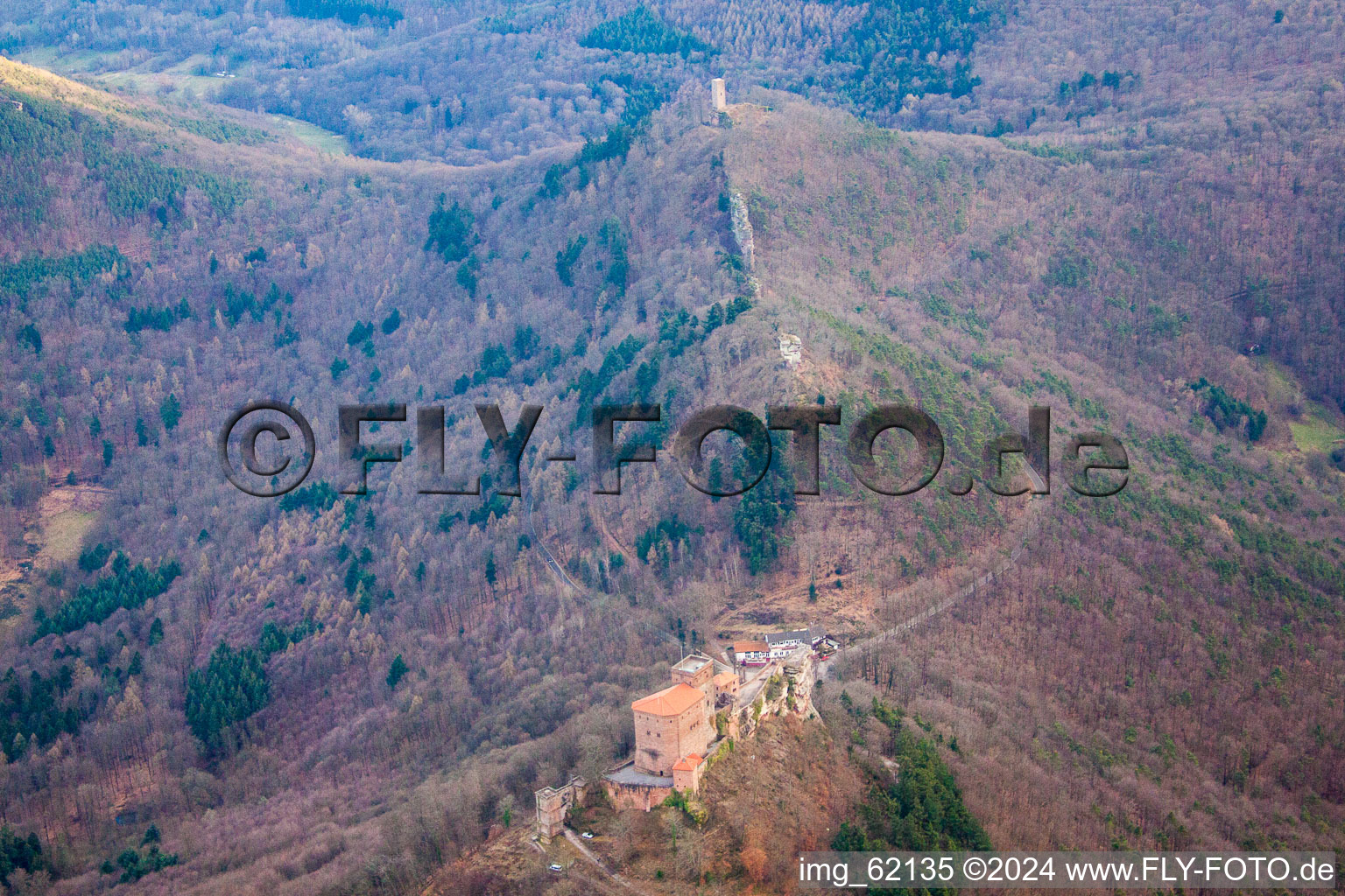 Les 3 châteaux Trifels, Anebos et Münz à Leinsweiler dans le département Rhénanie-Palatinat, Allemagne hors des airs