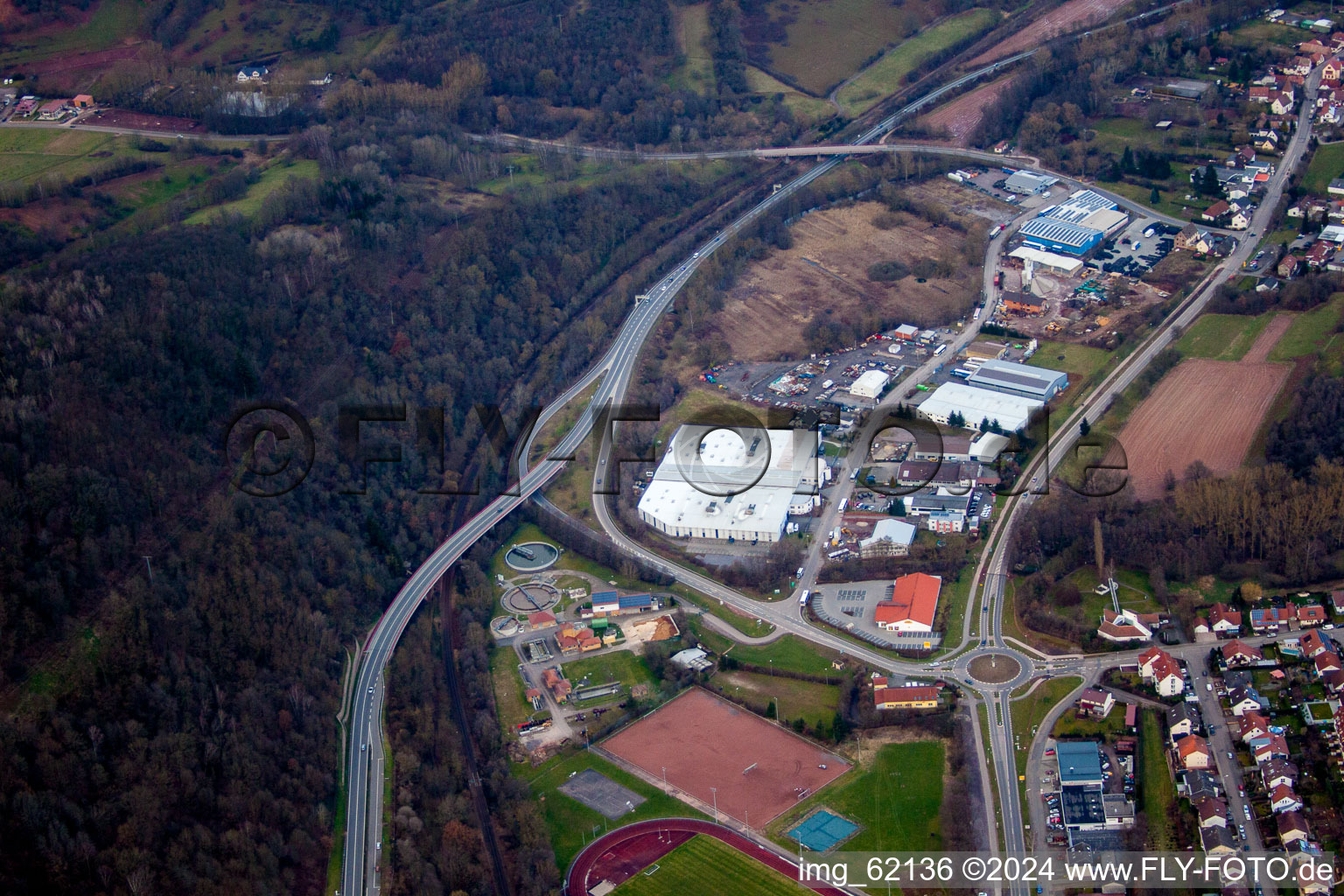 Vue aérienne de Dans les prés de la carrière à Annweiler am Trifels dans le département Rhénanie-Palatinat, Allemagne