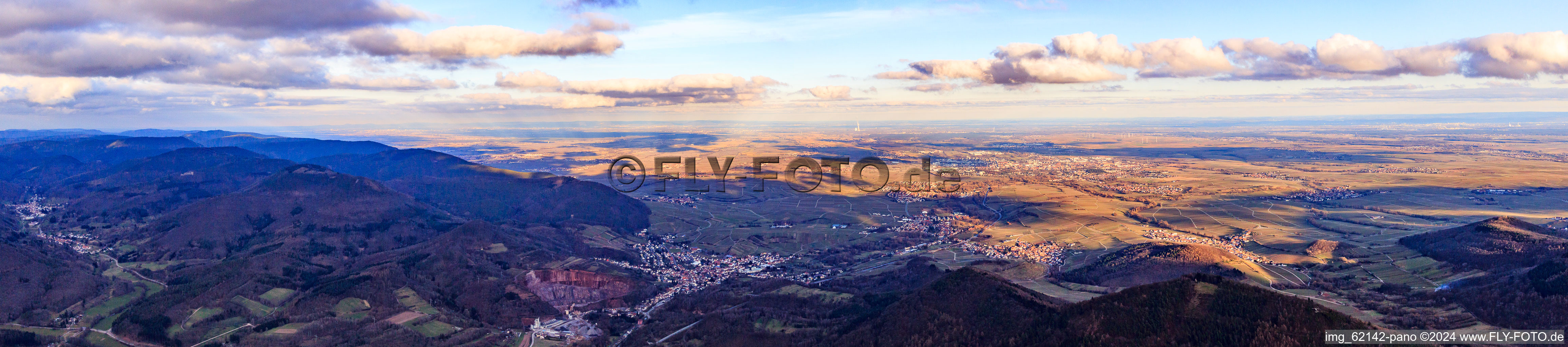 Vue aérienne de Panorama du Haardtrand avec Queichtal depuis l'ouest de Dernbach à Ranschbach à Albersweiler dans le département Rhénanie-Palatinat, Allemagne