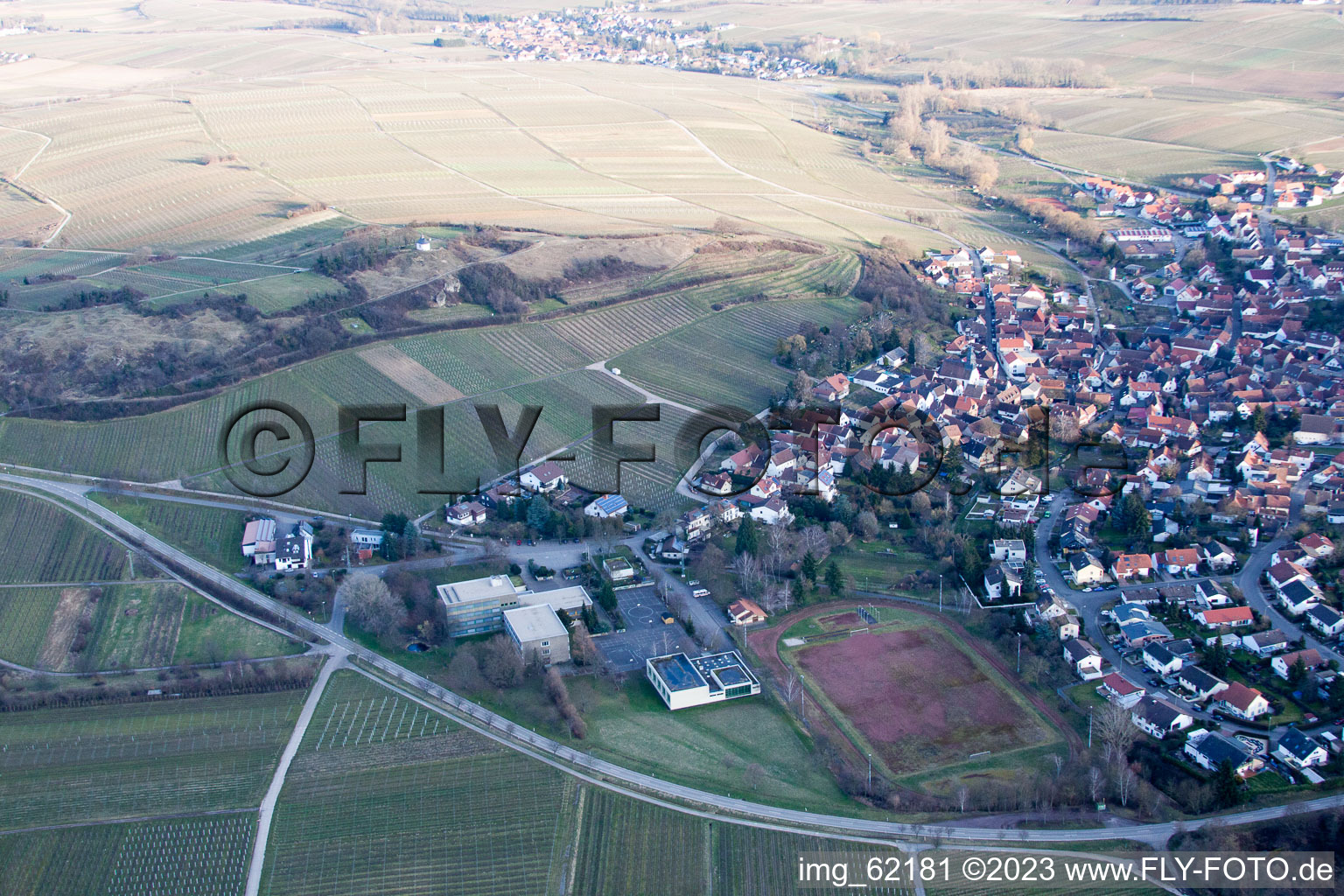 Ilbesheim bei Landau in der Pfalz dans le département Rhénanie-Palatinat, Allemagne du point de vue du drone