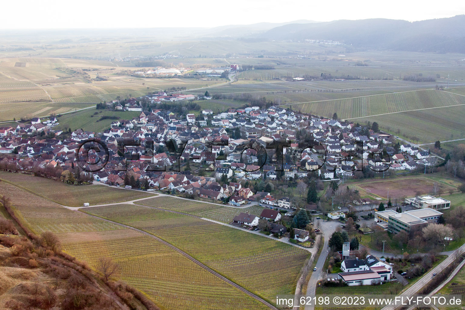 Ilbesheim bei Landau in der Pfalz dans le département Rhénanie-Palatinat, Allemagne vu d'un drone