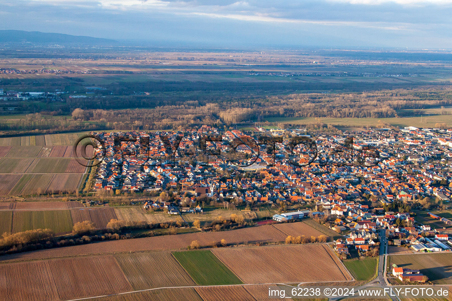 Offenbach an der Queich dans le département Rhénanie-Palatinat, Allemagne du point de vue du drone