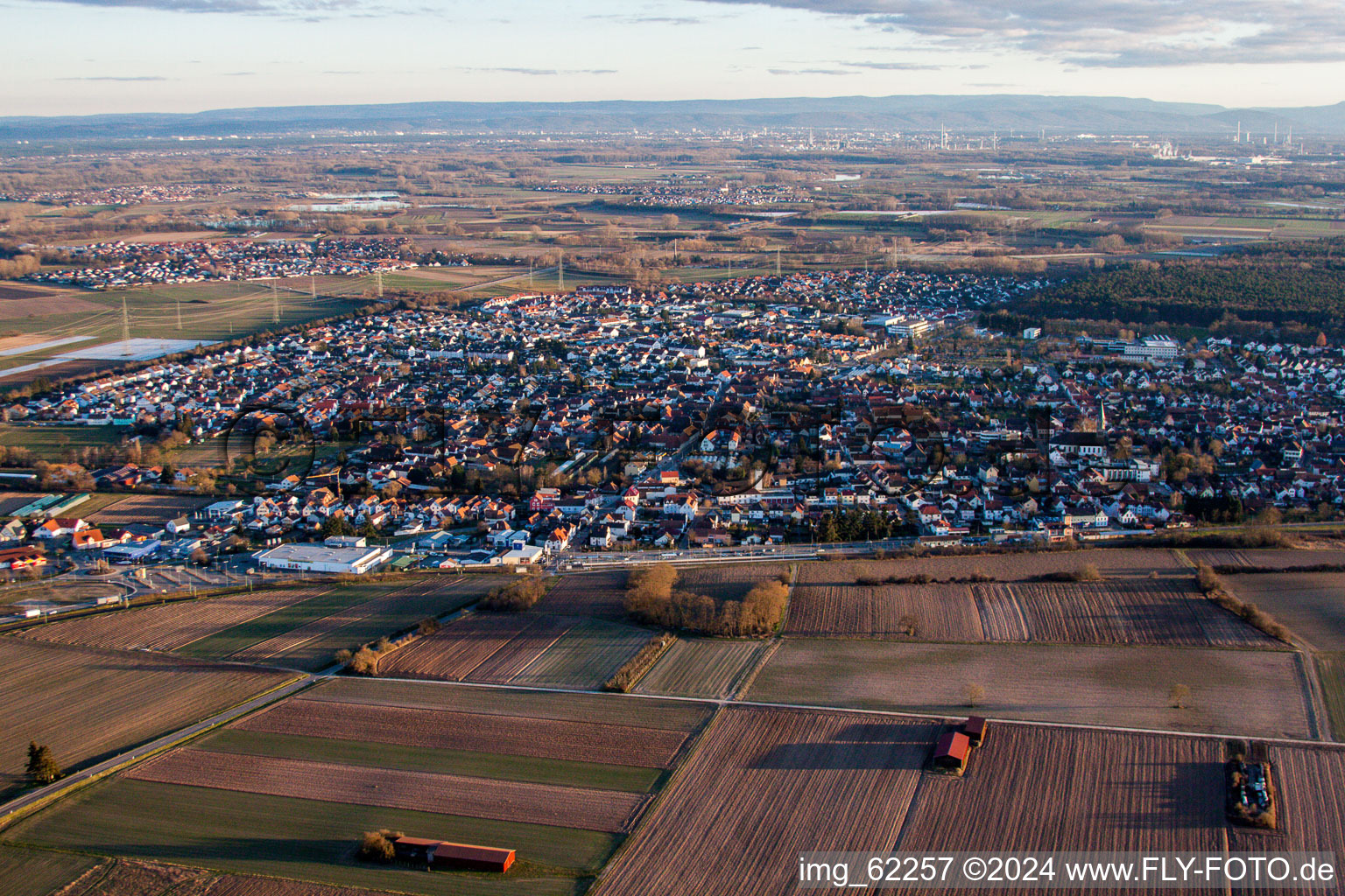 Rülzheim dans le département Rhénanie-Palatinat, Allemagne vu d'un drone