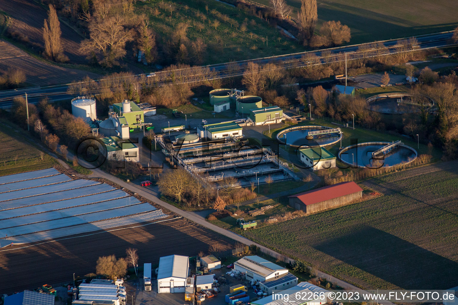 Zone industrielle du Nord à Rülzheim dans le département Rhénanie-Palatinat, Allemagne du point de vue du drone