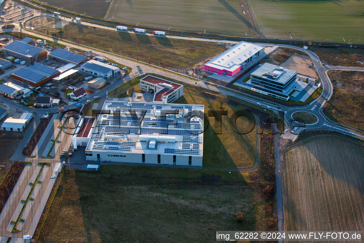 Zone industrielle du Nord à Rülzheim dans le département Rhénanie-Palatinat, Allemagne du point de vue du drone