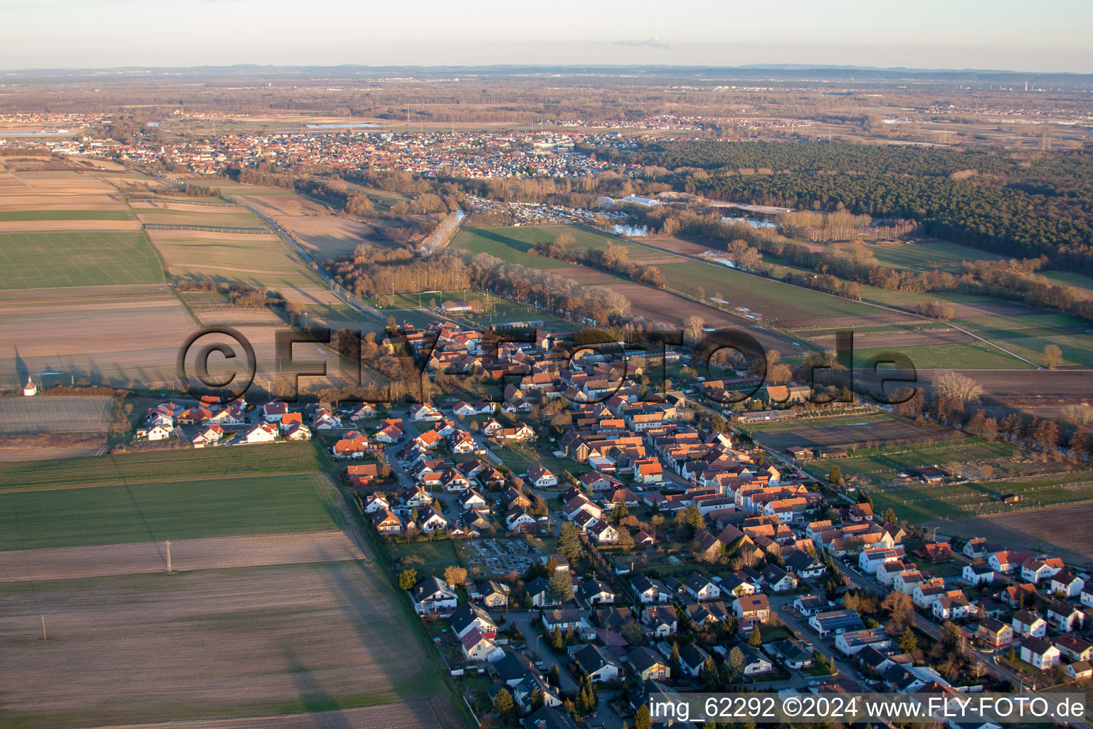 Vue d'oiseau de Herxheimweyher dans le département Rhénanie-Palatinat, Allemagne