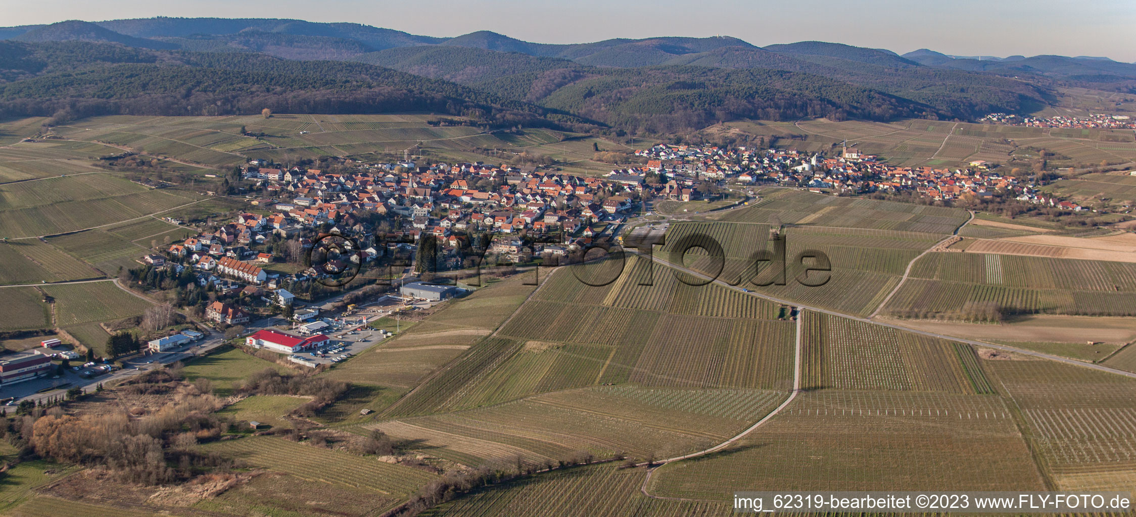 Vue aérienne de Du sud-est à le quartier Schweigen in Schweigen-Rechtenbach dans le département Rhénanie-Palatinat, Allemagne