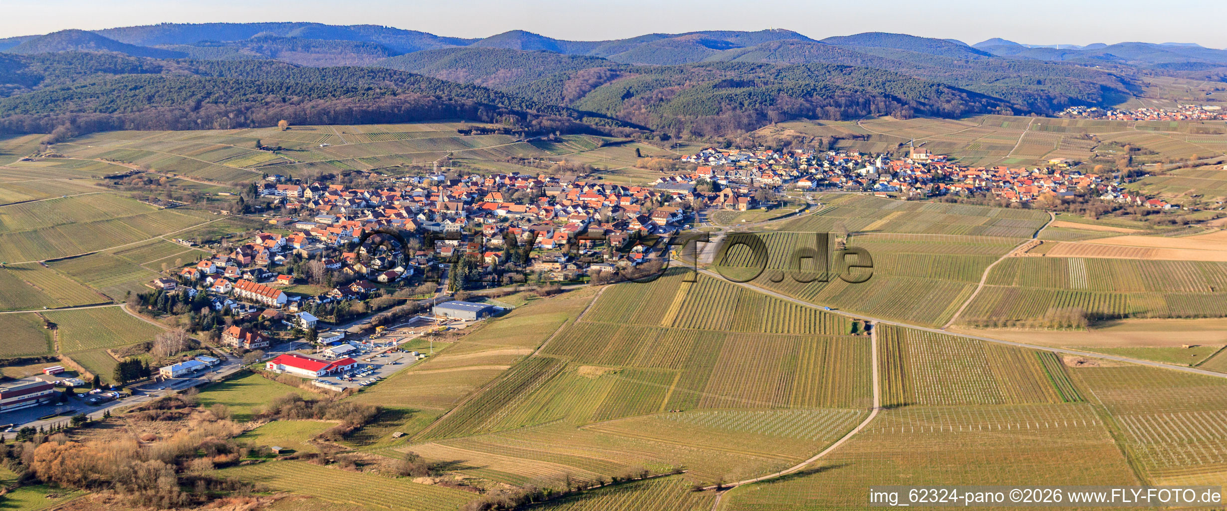 Panorama du village, vue du sud-ouest, avec le début de la Route des vins allemande à le quartier Schweigen in Schweigen-Rechtenbach dans le département Rhénanie-Palatinat, Allemagne