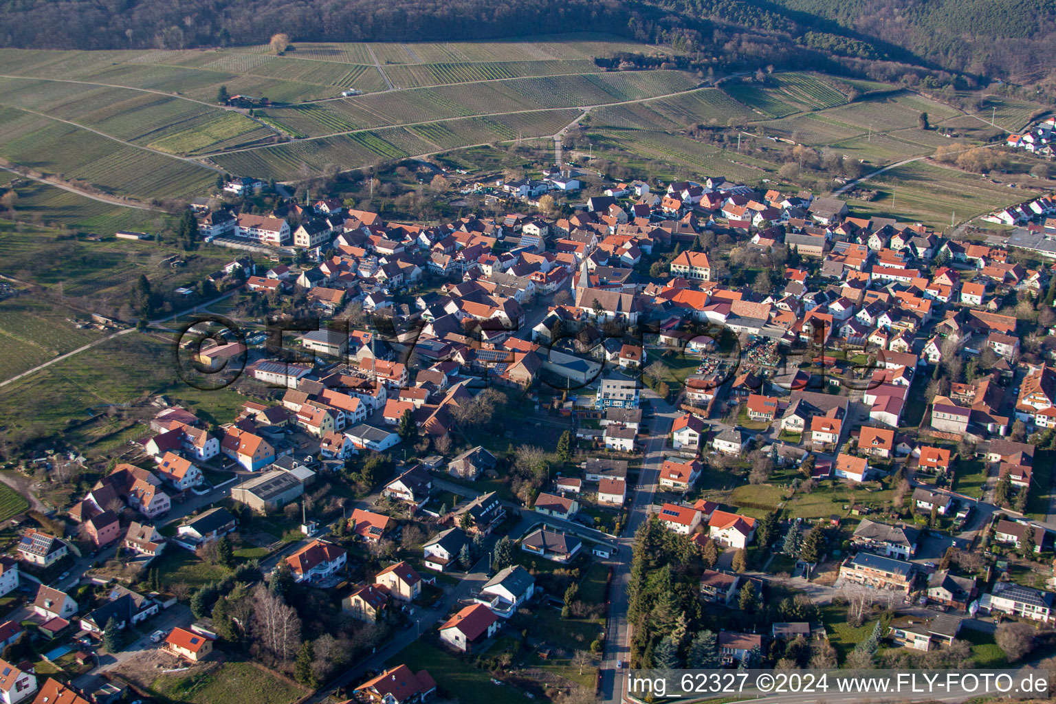 Quartier Schweigen in Schweigen-Rechtenbach dans le département Rhénanie-Palatinat, Allemagne du point de vue du drone