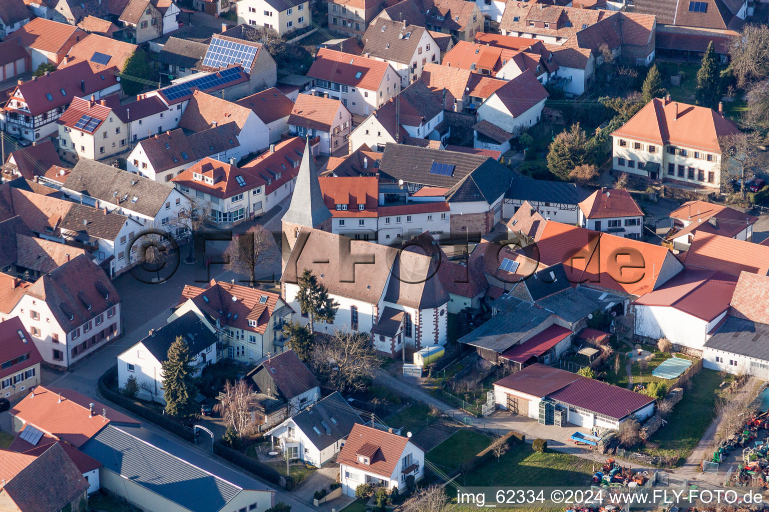 Vue aérienne de Bâtiment d'église au centre du village à le quartier Schweigen in Schweigen-Rechtenbach dans le département Rhénanie-Palatinat, Allemagne