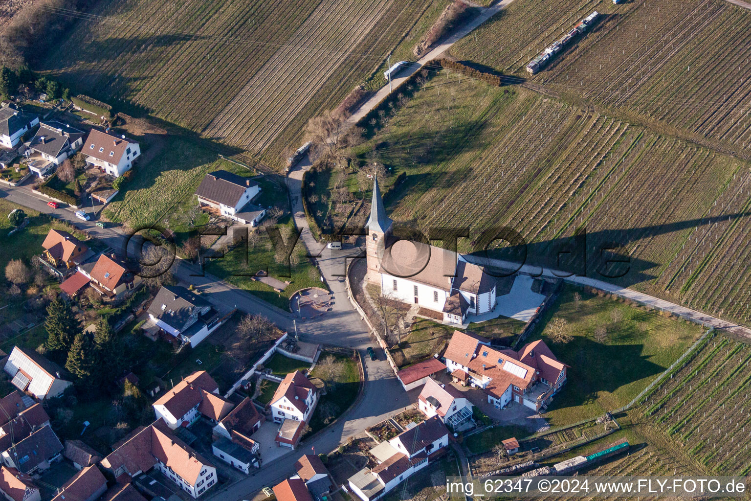 Vue aérienne de Église Schweigen-Rechtenbach en bordure de vignes à le quartier Rechtenbach in Schweigen-Rechtenbach dans le département Rhénanie-Palatinat, Allemagne