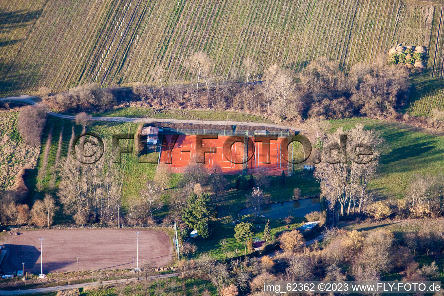 Oberotterbach dans le département Rhénanie-Palatinat, Allemagne du point de vue du drone
