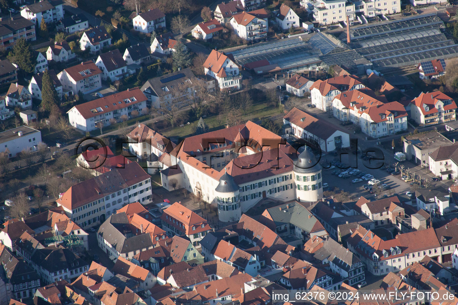 Vue aérienne de Château de Bergzabern. Le château de Bergzabern est l'emblème de la ville Bad Bergzabern et est situé au centre-ville. Les ducs de Palatinat-Zweibrücken y résidaient autrefois. Aujourd'hui, l'administration de la Verbandsgemeinde Bad Bergzabern est hébergée dans le château à Bad Bergzabern dans le département Rhénanie-Palatinat, Allemagne