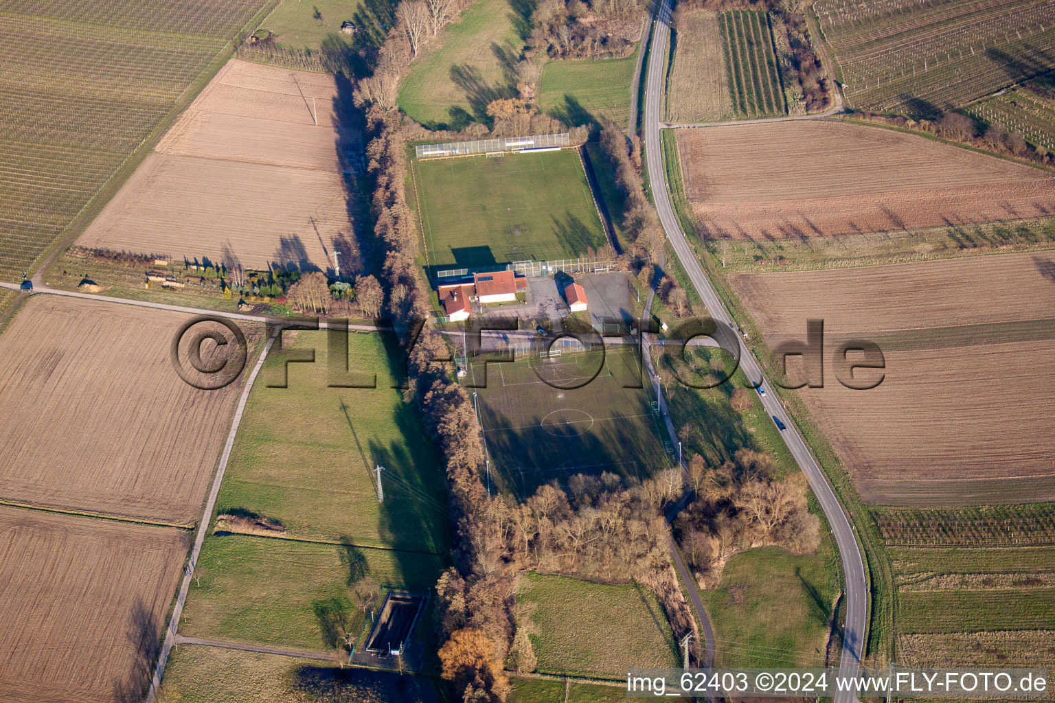 Vue aérienne de Terrains de sport au Klingbach à Klingenmünster dans le département Rhénanie-Palatinat, Allemagne