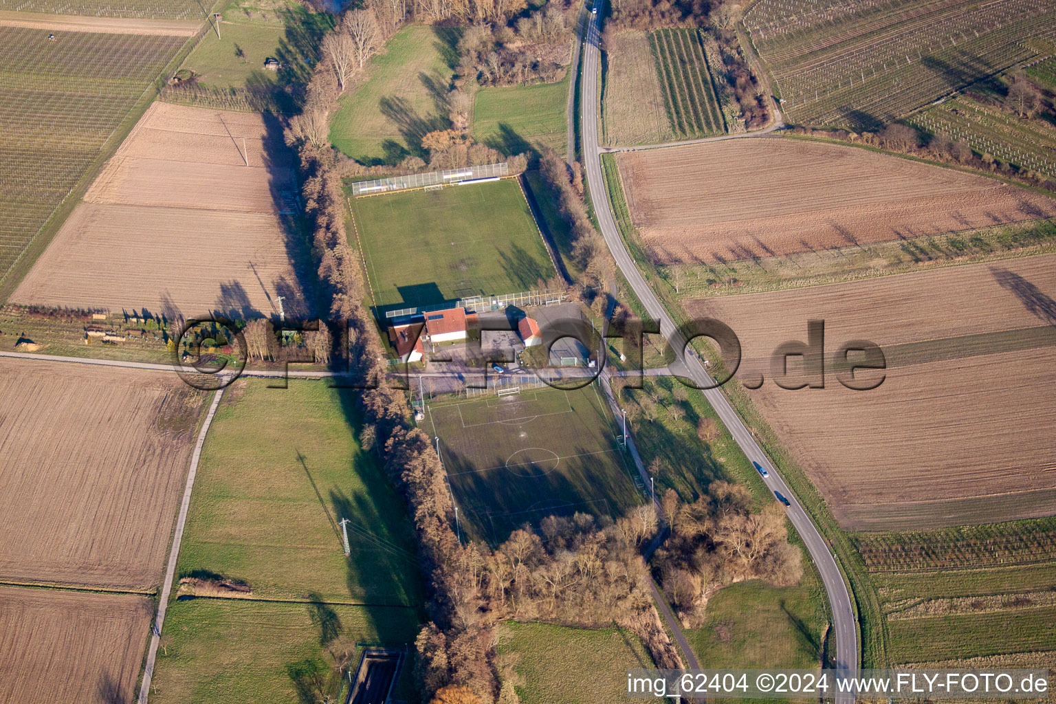 Vue aérienne de Terrains de sport au Klingbach à Klingenmünster dans le département Rhénanie-Palatinat, Allemagne