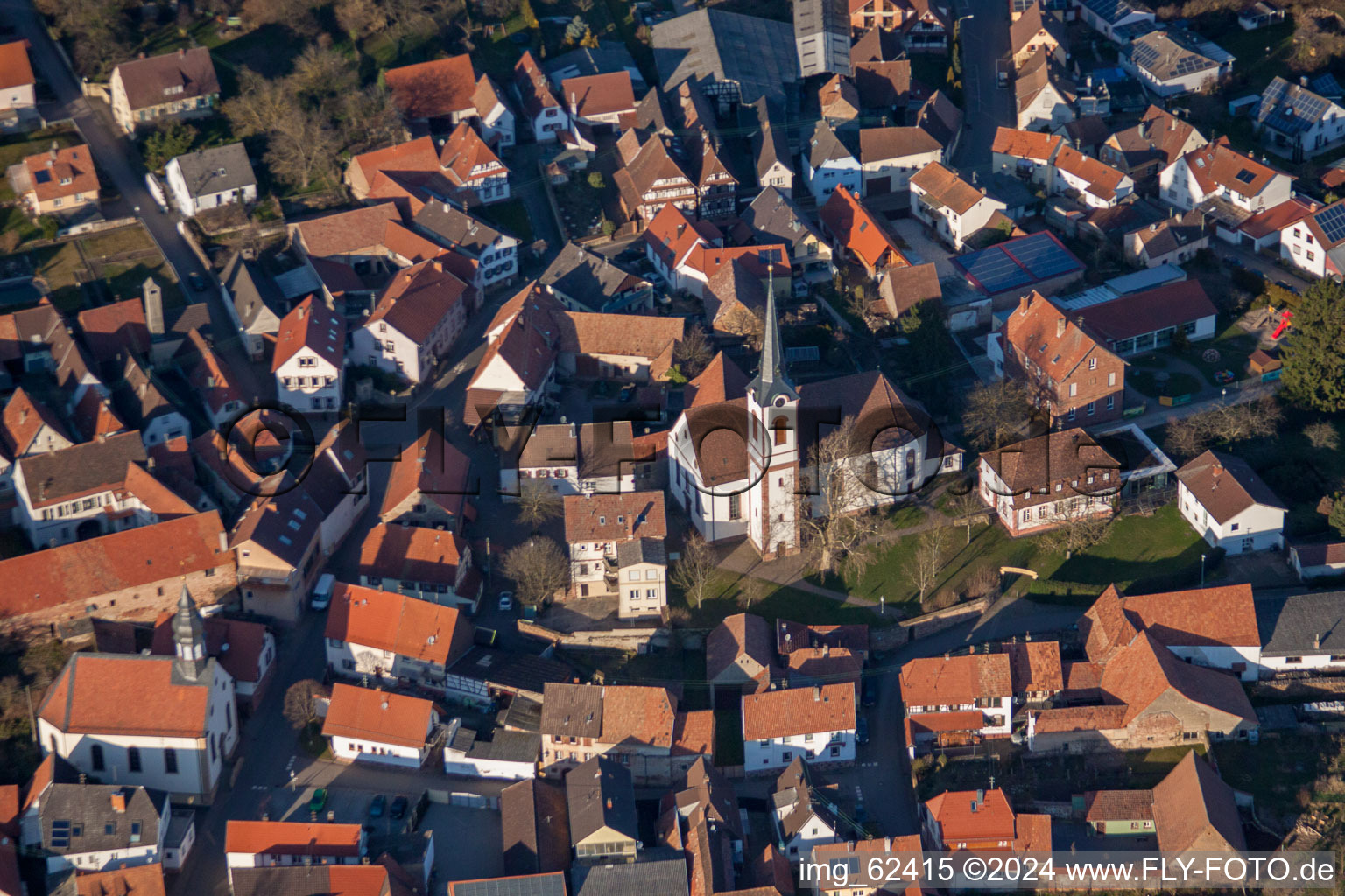 Göcklingen dans le département Rhénanie-Palatinat, Allemagne du point de vue du drone