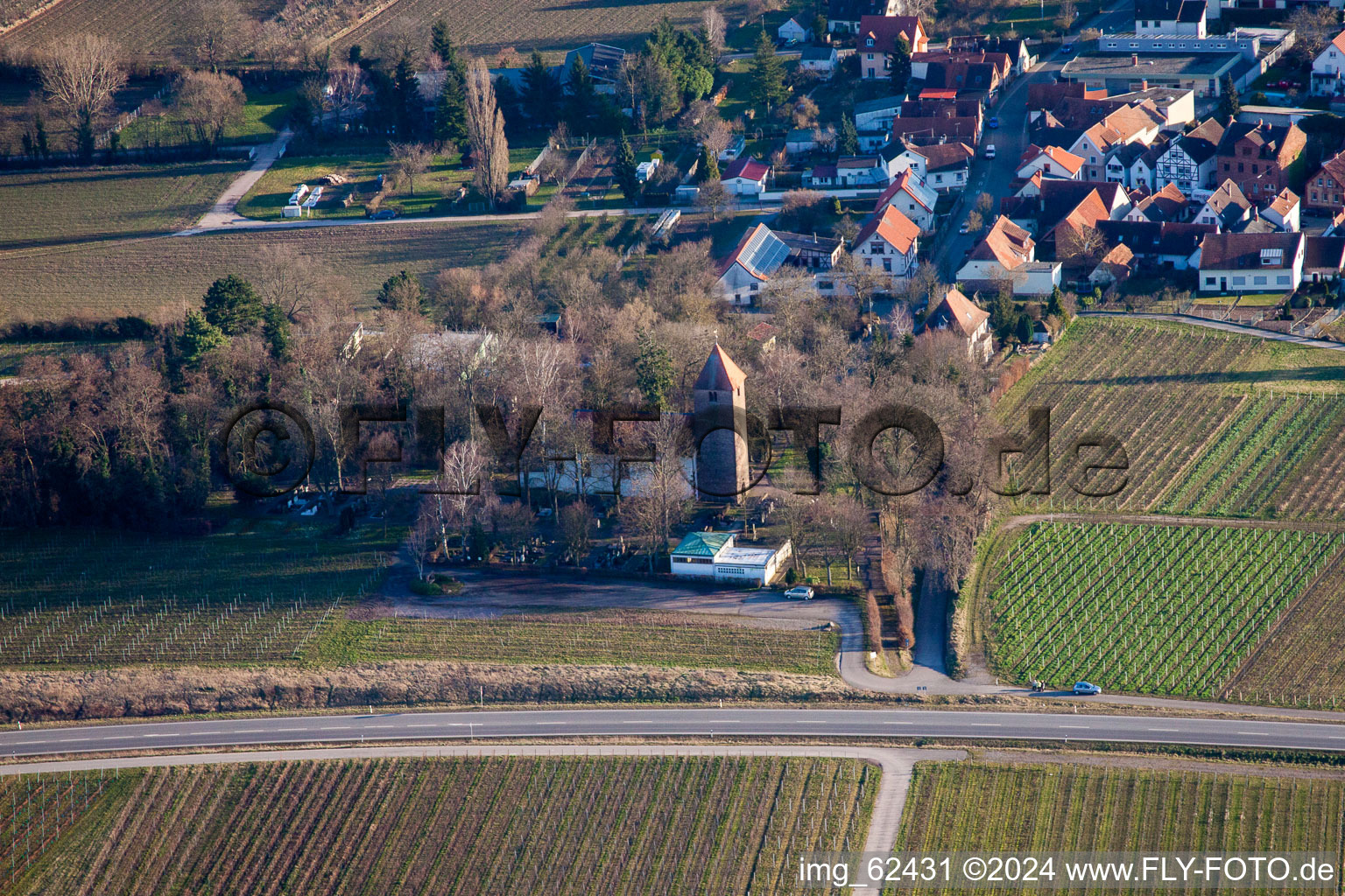 Vue aérienne de Prot. Église au cimetière à le quartier Wollmesheim in Landau in der Pfalz dans le département Rhénanie-Palatinat, Allemagne