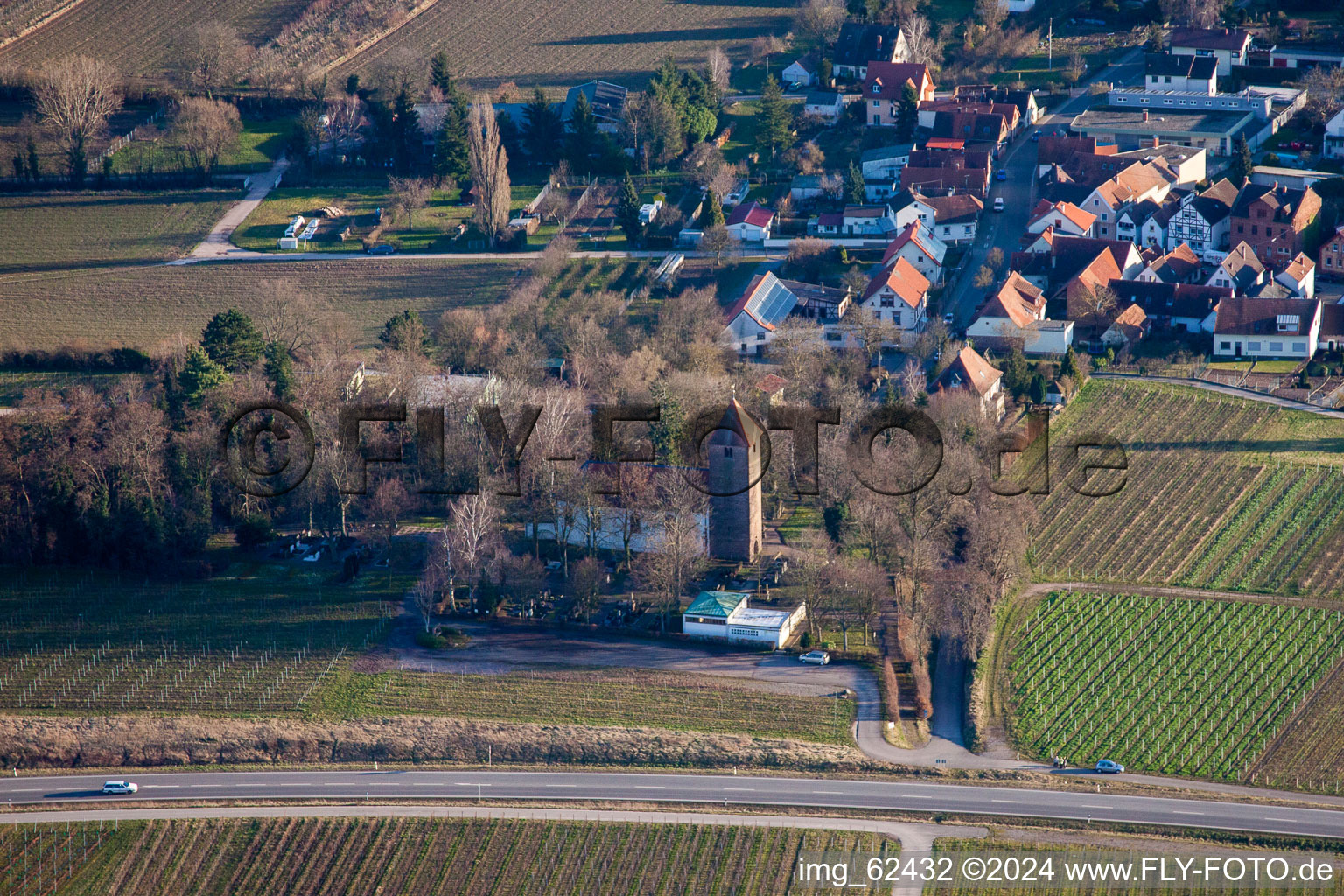 Vue aérienne de Prot. Église au cimetière à le quartier Wollmesheim in Landau in der Pfalz dans le département Rhénanie-Palatinat, Allemagne